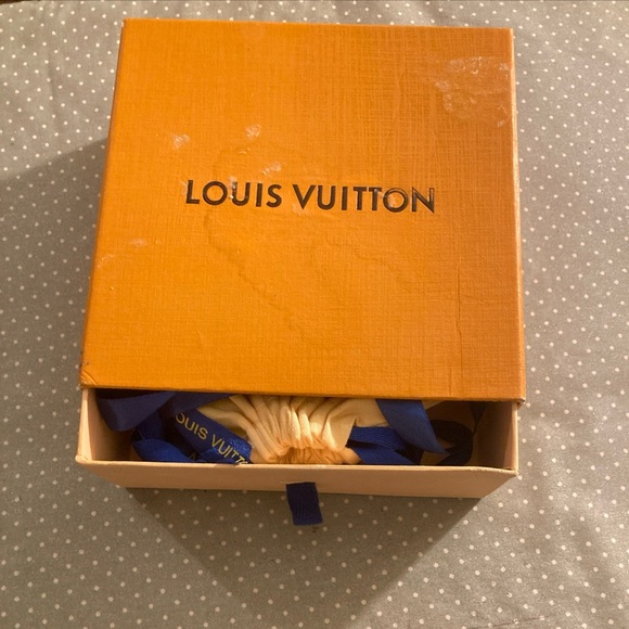 Louis vuitton its a size small and the color is white - Picture 4 of 6